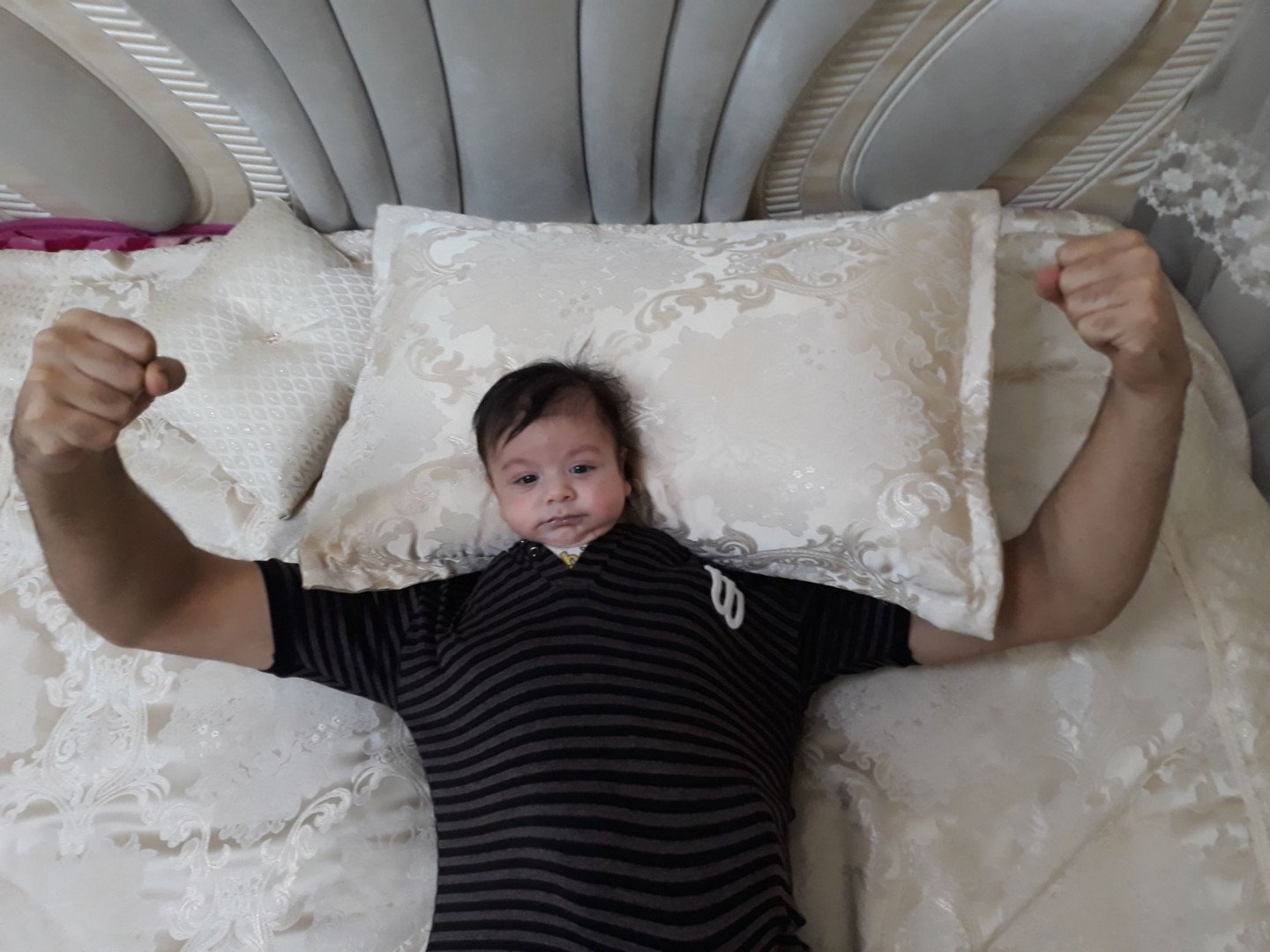 عکس نوزاد با پدر ارکان موسوی