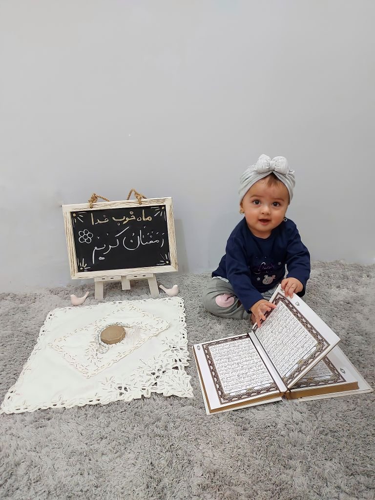 تخته سیاه سفید نورا عزیزی