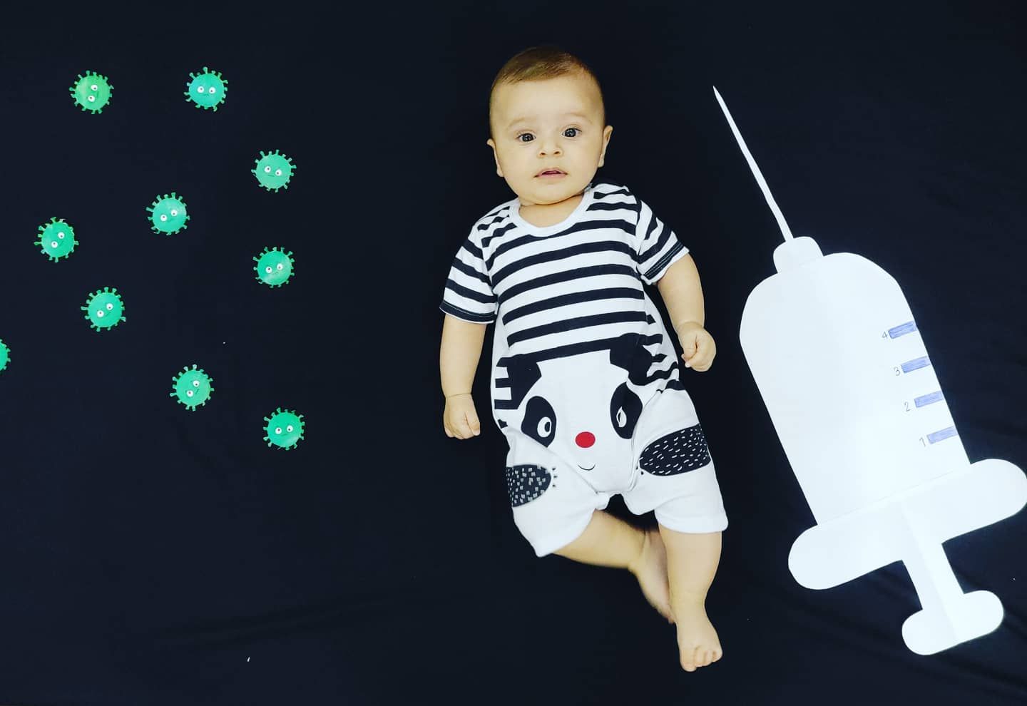 واکسن زدن من اهورا وثوق