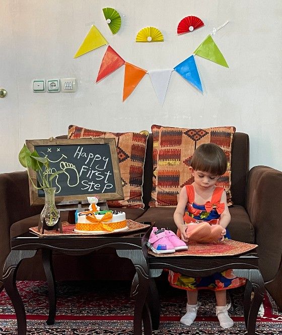 ایستادن نوزاد آتریسا علیزاده