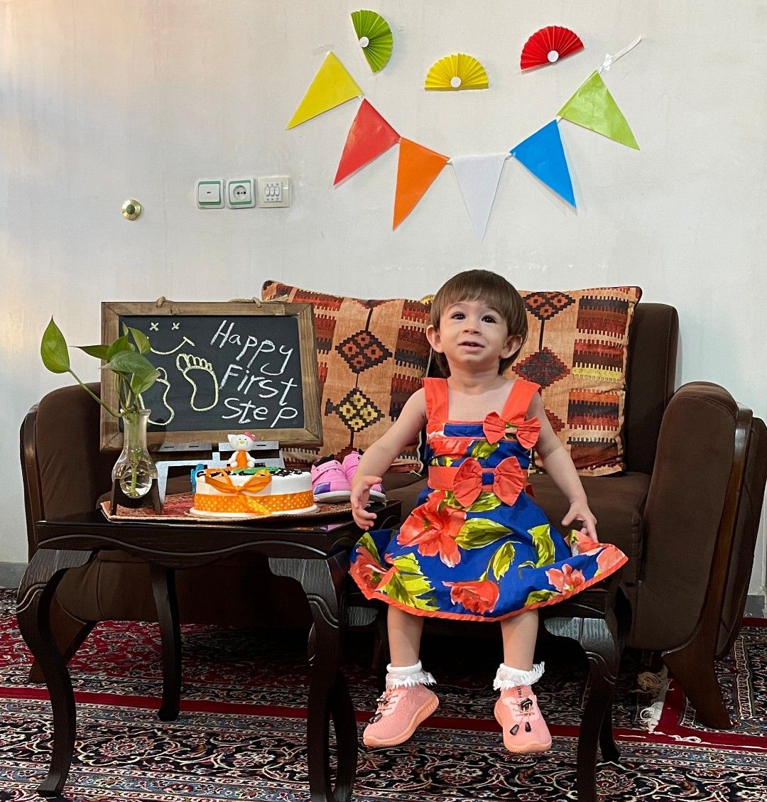 ایستادن نوزاد آتریسا علیزاده