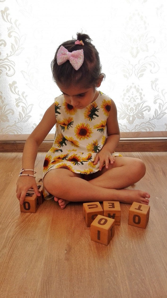 مکعب چوبی حروف لاتین آرشیدا اشرف نیا