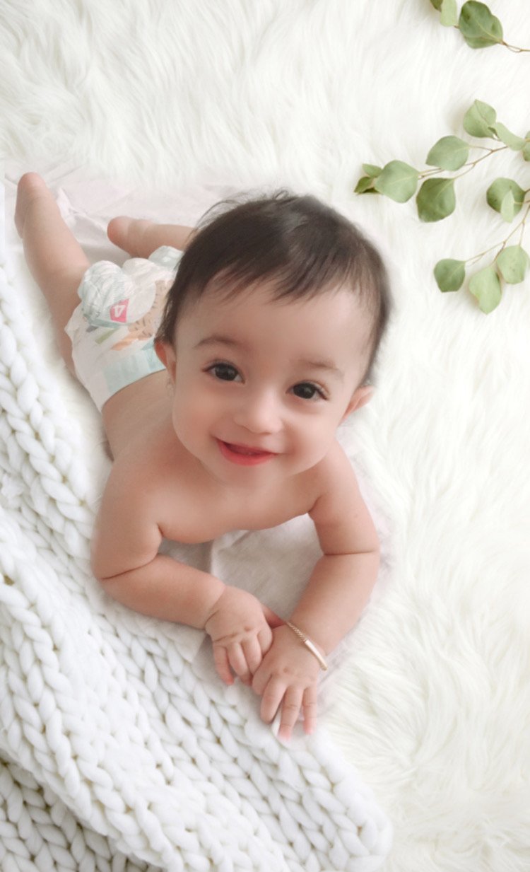 ایستادن نوزاد آدرین آقابگلو