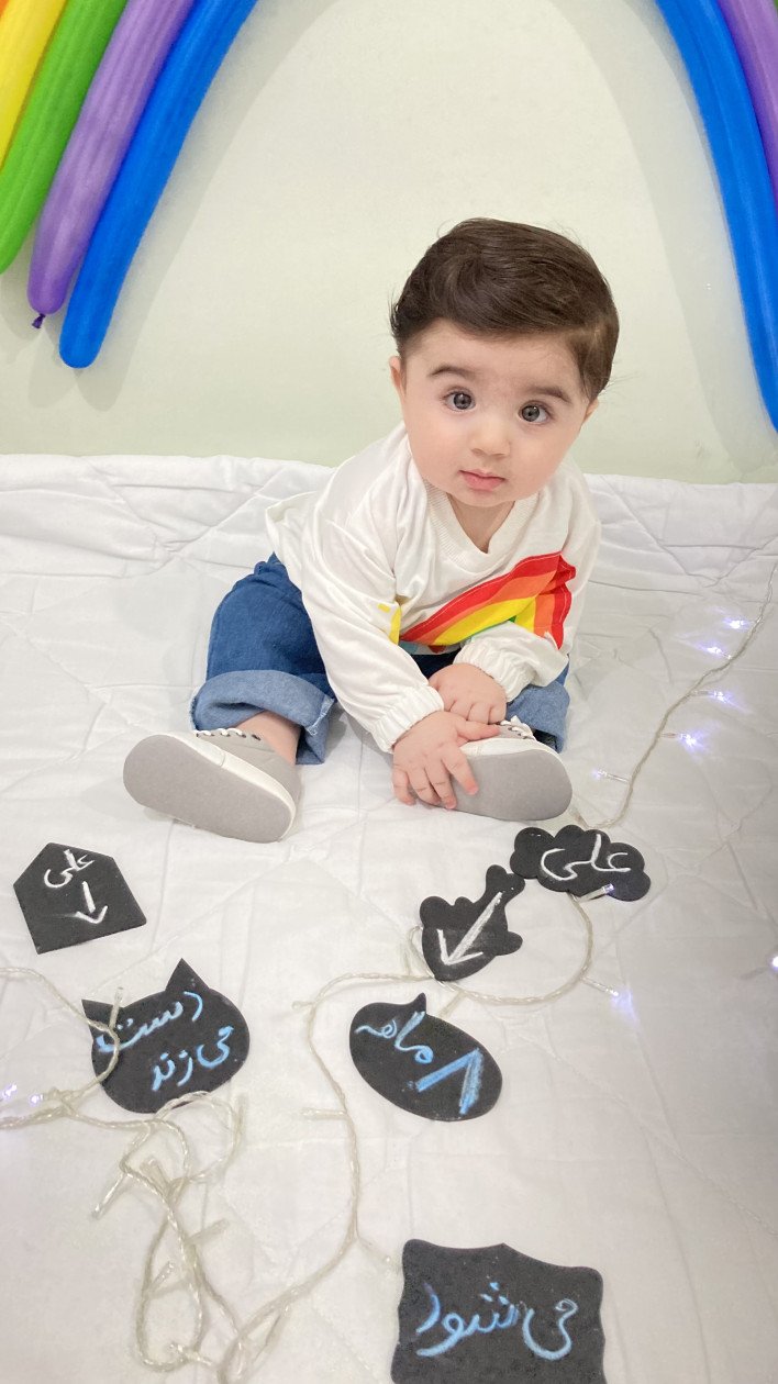 ایستادن نوزاد علی جمشیدیان