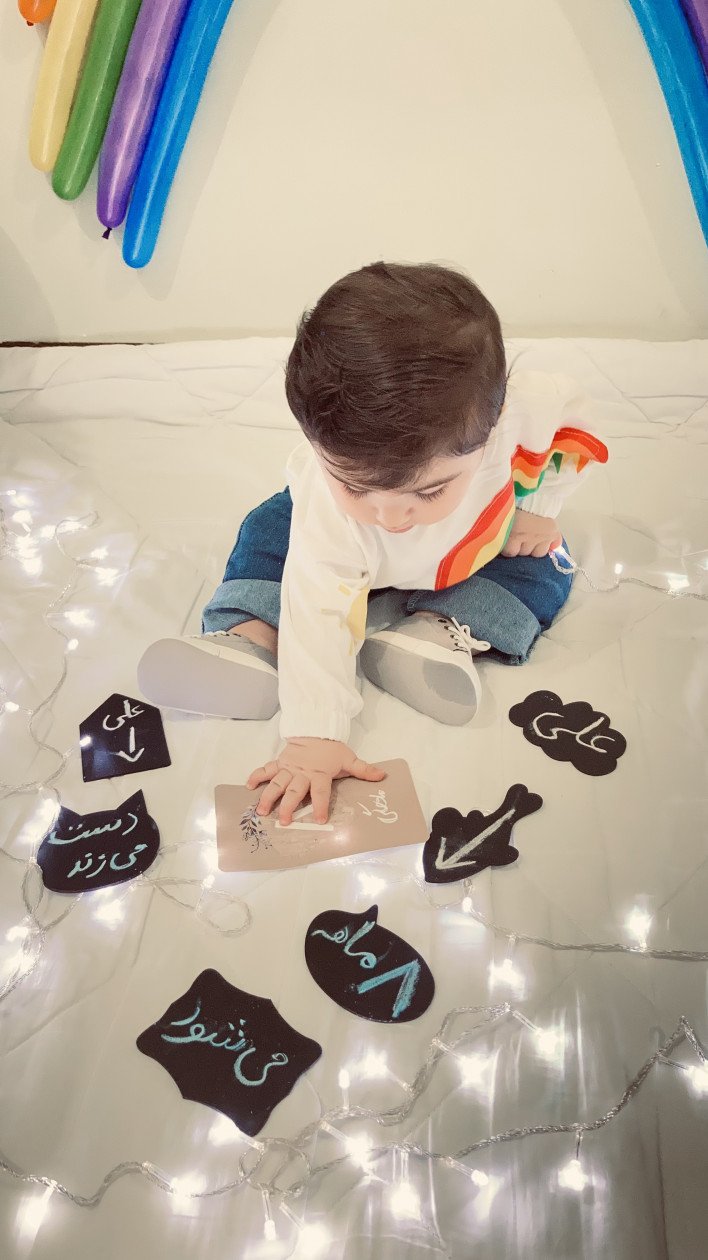 ایستادن نوزاد علی جمشیدیان